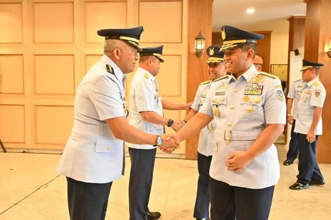 Panglima Koops Udara Nasional Marsdya TNI Minggit Tribowo memimpin upacara serah terima jabatan Kepala Kelompok Staf Ahli Koopsudnas di Makoopsudnas, Halim Perdanakusuma, Jakarta, Selasa (06/012026).