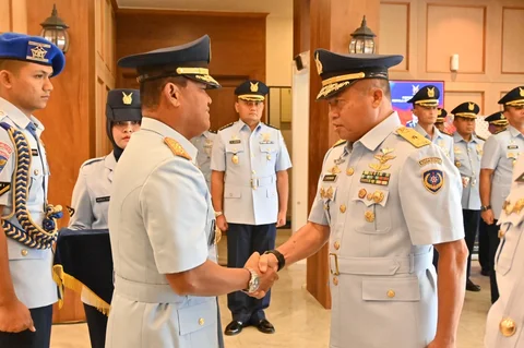 Panglima Koops Udara Nasional Marsdya TNI Minggit Tribowo memimpin upacara serah terima jabatan Kepala Kelompok Staf Ahli Koopsudnas di Makoopsudnas, Halim Perdanakusuma, Jakarta, Selasa (06/012026).