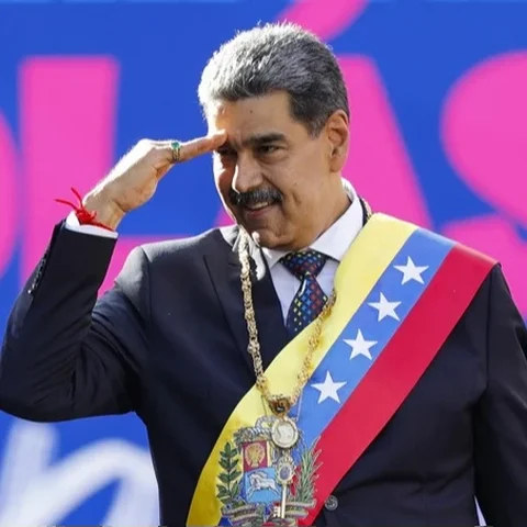 Presiden Venezuela Nicol&aacute;s Maduro menyapa para pendukungnya pada hari pelantikannya untuk masa jabatan ketiga di istana kepresidenan Miraflores, Caracas, Venezuela, 10 Januari 2025.&nbsp;(Dok. AP Photo/Cristian Hernandez)