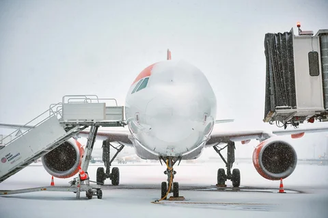 Sebuah pesawat dari maskapai penerbangan murah EasyJet yang tertutup salju selama hujan salju lebat di Bandara Orly, selatan Paris, Perancis, Rabu (07/01/2026).