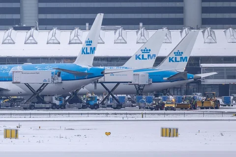 Pesawat-pesawat maskapai penerbangan Belanda KLM di landasan pacu saat hujan salju bandara Amsterdam Schiphol, Belanda, Rabu (07/01/2026).
