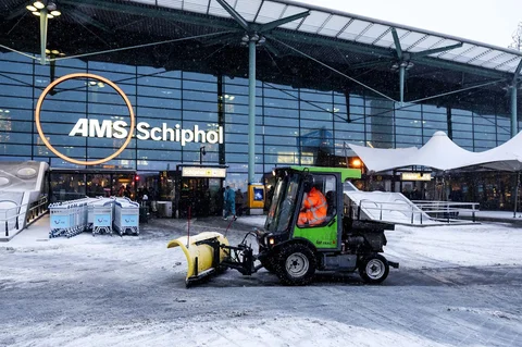 Sebuah mesin pembersih salju beroperasi di bandara Amsterdam Schiphol, Belanda, Rabu (07/01/2026).