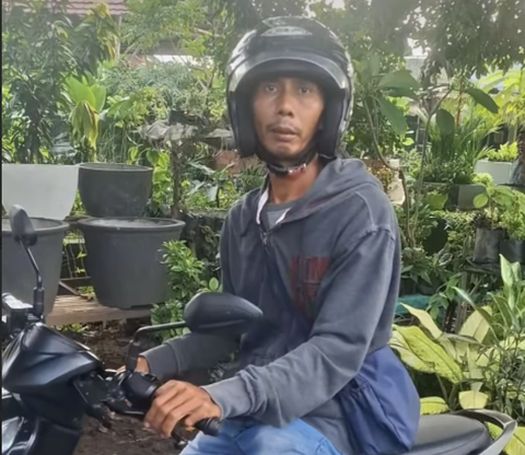 Kocak, Kepergok Polisi Lawan Arus, Pemotor Ini Mendadak Beli Tanaman