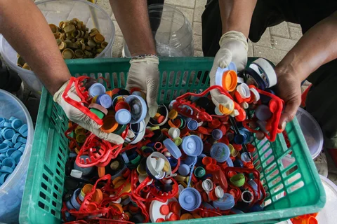 Pekerja menyortir sampah tutup botol plastik di Bank Sampah Kertabumi, Pondok Aren, Tangerang Selatan, Kamis (08/01/2026),