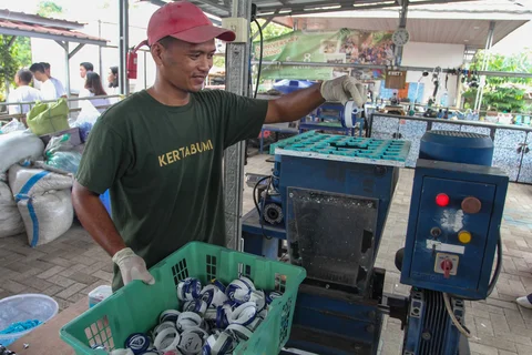 Pekerja menyelesaikan produk kerajinan tangan berbagan sampah plastik  di Bank Sampah Kertabumi, Pondok Aren, Tangerang Selatan, Kamis (08/01/2026),