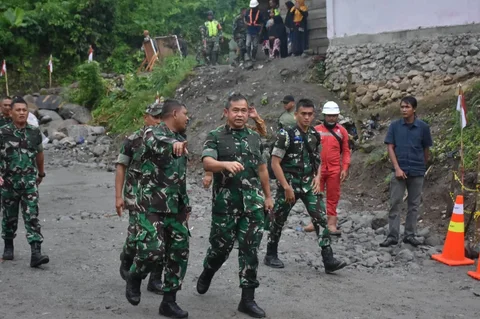 Kepala Staf Angkatan Darat Jenderal TNI Maruli Simanjuntak meresmikan jembatan Bailey di Jalan Lintas Nasional Takengon&ndash;Bireuen, Kabupaten Bener Meriah, Aceh, kamis (08/01/2026).