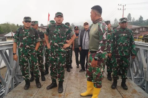 Kepala Staf Angkatan Darat Jenderal TNI Maruli Simanjuntak meresmikan jembatan Bailey di Jalan Lintas Nasional Takengon&ndash;Bireuen, Kabupaten Bener Meriah, Aceh, kamis (08/01/2026).