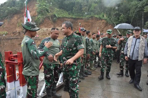 Kepala Staf Angkatan Darat Jenderal TNI Maruli Simanjuntak meresmikan jembatan Bailey di Jalan Lintas Nasional Takengon&ndash;Bireuen, Kabupaten Bener Meriah, Aceh, kamis (08/01/2026).