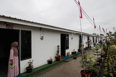 Warga beraktivitas pada unit hunian sementara yang dibangun Danantara di Kabupaten Aceh Tamiang, Aceh, Kamis (08/01/2026).
