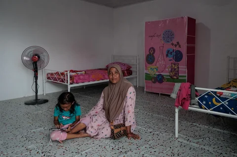Warga beraktivitas pada unit hunian sementara yang dibangun Danantara di Kabupaten Aceh Tamiang, Aceh, Kamis (08/01/2026).