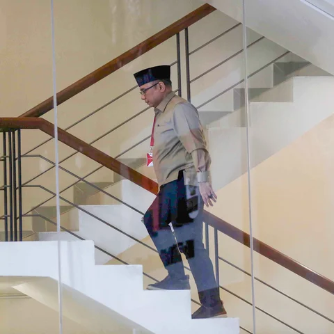 Mantan Menteri Agama, Yaqut Cholil Qoumas saat tiba untuk menjalani pemeriksaan di Gedung Merah Putih Komisi Pemberantasan Korupsi (KPK), Selasa (16/12/2025).