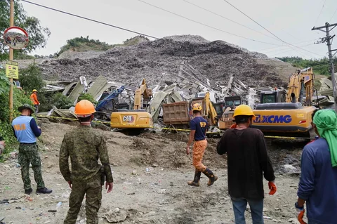 Petugas SAR mencari korban hilang  setelah tumpukan sampah besar runtuh di fasilitas pemilahan sampah di Binaliw, Kota Cebu, Filipina, Jumat (09/01/2026).