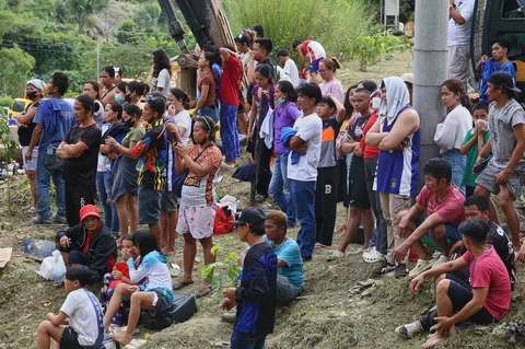 Kerabat dan warga menunggu kabar terbaru setelah tumpukan sampah besar runtuh di fasilitas pemilahan sampah di Binaliw, Kota Cebu, Filipina, Jumat (09/01/2026).