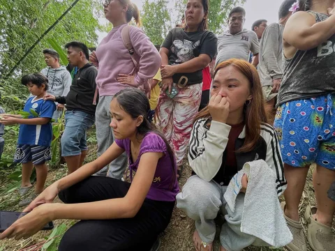 Kerabat dan warga menunggu kabar terbaru setelah tumpukan sampah besar runtuh di fasilitas pemilahan sampah di Binaliw, Kota Cebu, Filipina, Jumat (09/01/2026).