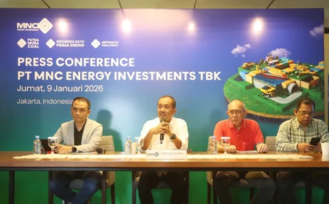 (Dari kiri ke kanan) Direktur PT MNC Energy Investments Tbk Leader D.S. Daeli, Direktur Utama PT MNC Energy Investments Tbk Suryo Eko Hadianto, Deputy Chief Operation Officer Tji Jang, dan Wakil Direktur Utama PT MNC Energy Investments Tbk A. Wishnu Handoyono saat konferensi Pers PT MNC Energy Investments Tbk (IATA) di Jakarta, Jumat (09/01/2026).