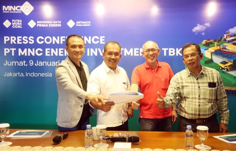 (Dari kiri ke kanan) Direktur PT MNC Energy Investments Tbk Leader D.S. Daeli, Direktur Utama PT MNC Energy Investments Tbk Suryo Eko Hadianto, Deputy Chief Operation Officer Tji Jang, dan Wakil Direktur Utama PT MNC Energy Investments Tbk A. Wishnu Handoyono saat konferensi Pers PT MNC Energy Investments Tbk (IATA) di Jakarta, Jumat (09/01/2026).