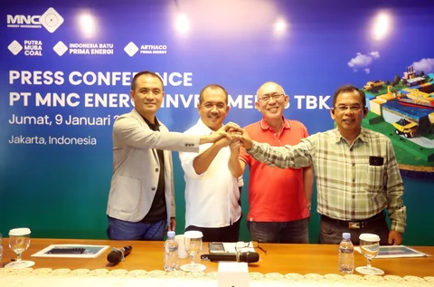 (Dari kiri ke kanan) Direktur PT MNC Energy Investments Tbk Leader D.S. Daeli, Direktur Utama PT MNC Energy Investments Tbk Suryo Eko Hadianto, Deputy Chief Operation Officer Tji Jang, dan Wakil Direktur Utama PT MNC Energy Investments Tbk A. Wishnu Handoyono saat konferensi Pers PT MNC Energy Investments Tbk (IATA) di Jakarta, Jumat (09/01/2026).