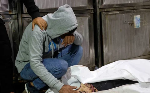 Seorang warga Palestina mengucapkan selamat tinggal kepada kerabatnya yang tewas di kamar mayat Rumah Sakit Al-Shifa, Gaza, Palestina,  Jumat (09/01/2026).