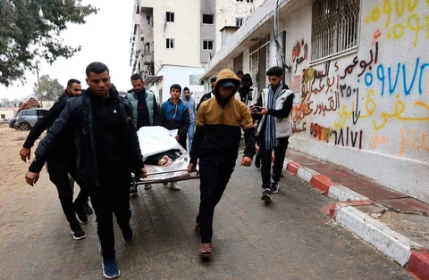 Seorang pria Palestina dibawa untuk dimakamkan dari Rumah Sakit Al-Shifa, Gaza, Palestina,  Jumat (09/01/2026).