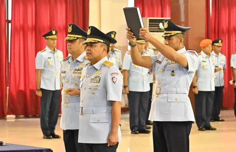 Pangkodau II Marsda TNI Mochamad Untung Suropati saat upacara serah terima jabatan Pangkodau II di Makassar, Jumat (09/01/2026).