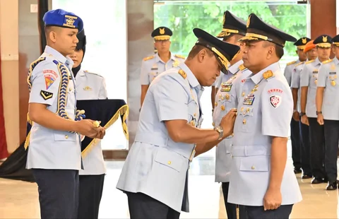 Pangkoopsudnas Marsdya TNI Minggit Tribowo saat memimpin serah terima jabatan Pangkodau II Marsda TNI Mochamad Untung Suropati  di Makassar, Jumat (09/01/2026