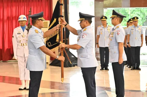 Pangkoopsudnas Marsdya TNI Minggit Tribowo saat memimpin serah terima jabatan Pangkodau II Marsda TNI Mochamad Untung Suropati  di Makassar, Jumat (09/01/2026