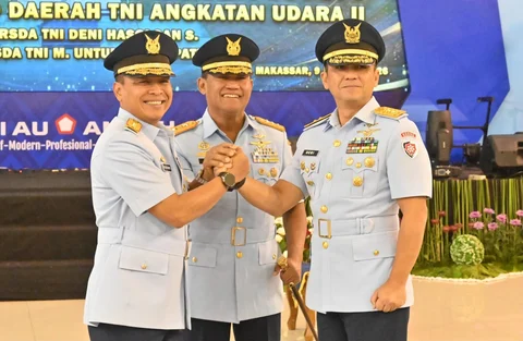 Marsdya TNI Minggit Tribowo bersama Marsda TNI Mochamad Untung Suropati dan Marsda TNI Deni Hasoloan Simanjuntak melakukan salam komando usai upacara serah terima jabatan Pangkodau II di Makassar, Jumat (09/01/2026).