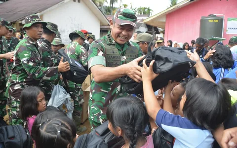 Kepala Staf Angkatan Darat Jenderal TNI Maruli Simanjuntak berinteraksi dengan warga terdampak bencana saat meninjau lokasi pemulihan di Kabupaten Tapanuli Tengah, Jumat (09/01/2026).