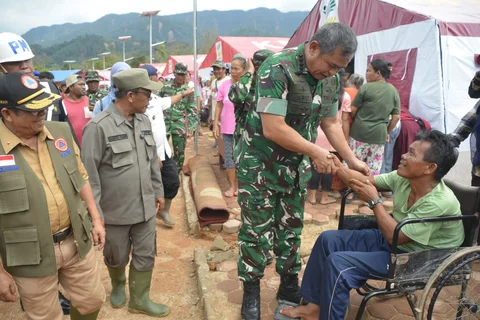 Kepala Staf Angkatan Darat Jenderal TNI Maruli Simanjuntak berinteraksi dengan warga terdampak bencana saat meninjau lokasi pemulihan di Kabupaten Tapanuli Tengah, Jumat (09/01/2026).