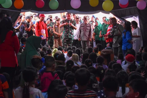 Kepala Staf Angkatan Darat Jenderal TNI Maruli Simanjuntak berinteraksi dengan warga terdampak bencana saat meninjau lokasi pemulihan di Kabupaten Tapanuli Tengah, Jumat (09/01/2026).