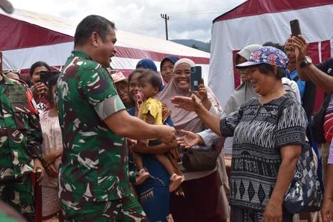 Kepala Staf Angkatan Darat Jenderal TNI Maruli Simanjuntak berinteraksi dengan warga terdampak bencana saat meninjau lokasi pemulihan di Kabupaten Tapanuli Tengah, Jumat (09/01/2026).