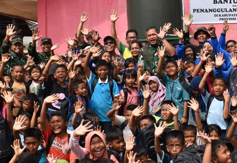 Kepala Staf Angkatan Darat Jenderal TNI Maruli Simanjuntak berinteraksi dengan warga terdampak bencana saat meninjau lokasi pemulihan di Kabupaten Tapanuli Tengah, Jumat (09/01/2026).