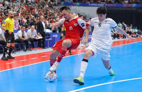 Pemain Timnas Futsal Indonesia, Samuel Eko, berebut bola dengan pemain Irak, Harith Al- Obaidi, dalam laga Grup A Piala Asia Futsal 2026 di Indonesia Arena, Jakarta, Sabtu (31/1/2026)