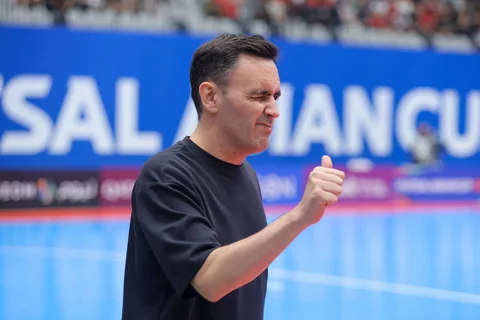 Pelatih Timnas Futsal Indonesia, Hector Souto, mengamati permainan anak asuhnya saat melawan Irak dalam laga Grup A Piala Asia Futsal 2026 di Indonesia Arena, Jakarta, Sabtu (31/1/2026).
