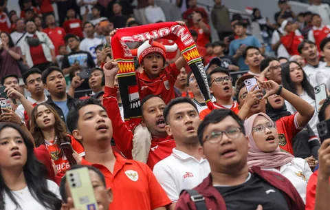 Suporter Timnas Futsal Indonesia saat pertandingan melawan Irak dalam laga Grup A Piala Asia Futsal 2026 di Indonesia Arena, Jakarta, Sabtu (31/1/2026).