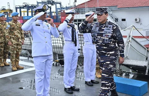 Kasal Laksamana TNI  Muhammad Ali menyambut kepulangan 120 prajurit Satgas MTF TNI Kontingen Garuda XXVIII-P/UNIFIL usai menuntaskan misi perdamaian PBB di Lebanon di Dermaga Kolinlamil, Jakarta Utara, Minggu (01/02/2026).