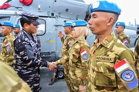 Kasal Laksamana TNI  Muhammad Ali menyambut kepulangan 120 prajurit Satgas MTF TNI Kontingen Garuda XXVIII-P/UNIFIL usai menuntaskan misi perdamaian PBB di Lebanon di Dermaga Kolinlamil, Jakarta Utara, Minggu (01/02/2026).