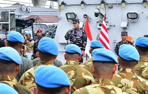 Kasal Laksamana TNI  Muhammad Ali menyambut kepulangan 120 prajurit Satgas MTF TNI Kontingen Garuda XXVIII-P/UNIFIL usai menuntaskan misi perdamaian PBB di Lebanon di Dermaga Kolinlamil, Jakarta Utara, Minggu (01/02/2026).