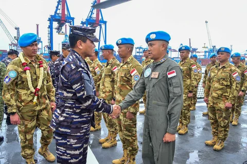 Kasal Laksamana TNI  Muhammad Ali menyambut kepulangan 120 prajurit Satgas MTF TNI Kontingen Garuda XXVIII-P/UNIFIL usai menuntaskan misi perdamaian PBB di Lebanon di Dermaga Kolinlamil, Jakarta Utara, Minggu (01/02/2026).