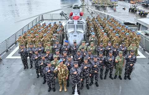 Kasal Laksamana TNI  Muhammad Ali menyambut kepulangan 120 prajurit Satgas MTF TNI Kontingen Garuda XXVIII-P/UNIFIL usai menuntaskan misi perdamaian PBB di Lebanon di Dermaga Kolinlamil, Jakarta Utara, Minggu (01/02/2026).