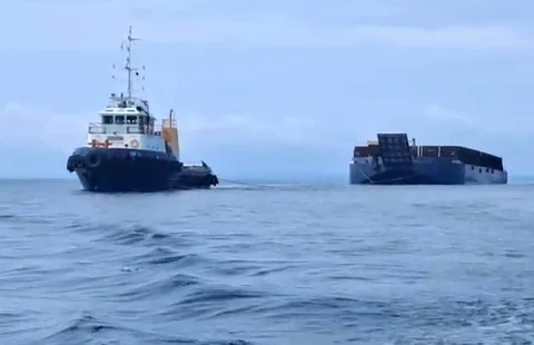 Tug Boat SM XI dan Tongkang Dragon Sea yang mengangkut limbah B3 di perairan Selat Tioro,Sulawesi Tenggara,  Senin (09/02/2026).