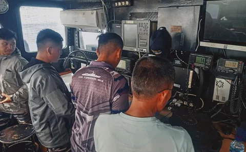 Prajurit  TNI Angkatan Laut KRI Tongkol-813 mengamankan Tug Boat SM XI dan Tongkang Dragon Sea yang mengangkut limbah B3 di perairan Selat Tioro,Sulawesi Tenggara,  Senin (09/02/2026).