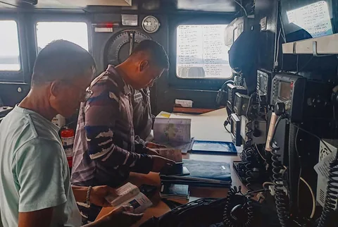 Prajurit  TNI Angkatan Laut KRI Tongkol-813 mengamankan Tug Boat SM XI dan Tongkang Dragon Sea yang mengangkut limbah B3 di perairan Selat Tioro, Sulawesi Tenggara,  Senin (09/02/2026).