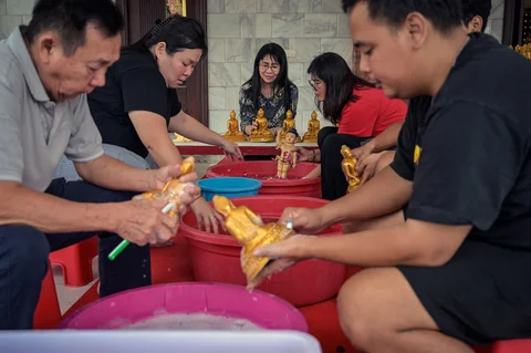 Warga membersihkan patung Buddha jelang perayaan Tahun Baru Imlek 2026 di Vihara Buddhayana Surabaya, Senin (09/02/2026).