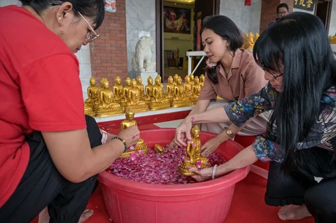 Warga membersihkan patung Buddha jelang perayaan Tahun Baru Imlek 2026 di Vihara Buddhayana Surabaya, Senin (09/02/2026).
