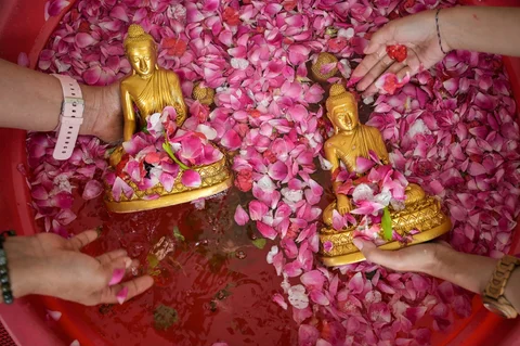Warga membersihkan patung Buddha jelang perayaan Tahun Baru Imlek 2026 di Vihara Buddhayana Surabaya, Senin (09/02/2026).