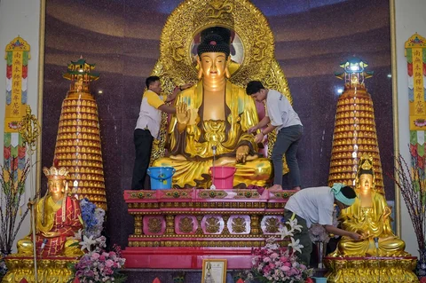 Warga membersihkan patung Buddha jelang perayaan Tahun Baru Imlek 2026 di Vihara Buddhayana Surabaya, Senin (09/02/2026).