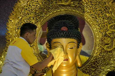 Warga membersihkan patung Buddha jelang perayaan Tahun Baru Imlek 2026 di Vihara Buddhayana Surabaya, Senin (09/02/2026).