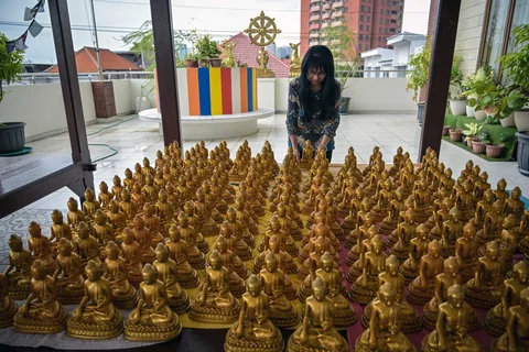 Warga membersihkan patung Buddha jelang perayaan Tahun Baru Imlek 2026 di Vihara Buddhayana Surabaya, Senin (09/02/2026).