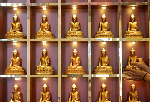 Warga membersihkan patung Buddha jelang perayaan Tahun Baru Imlek 2026 di Vihara Buddhayana Surabaya, Senin (09/02/2026).